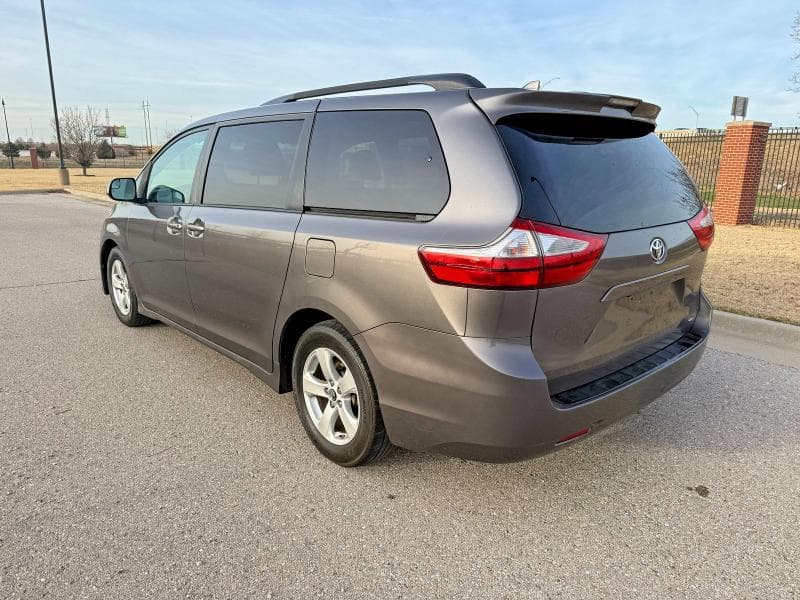 2018 TOYOTA SIENNA LE 3
