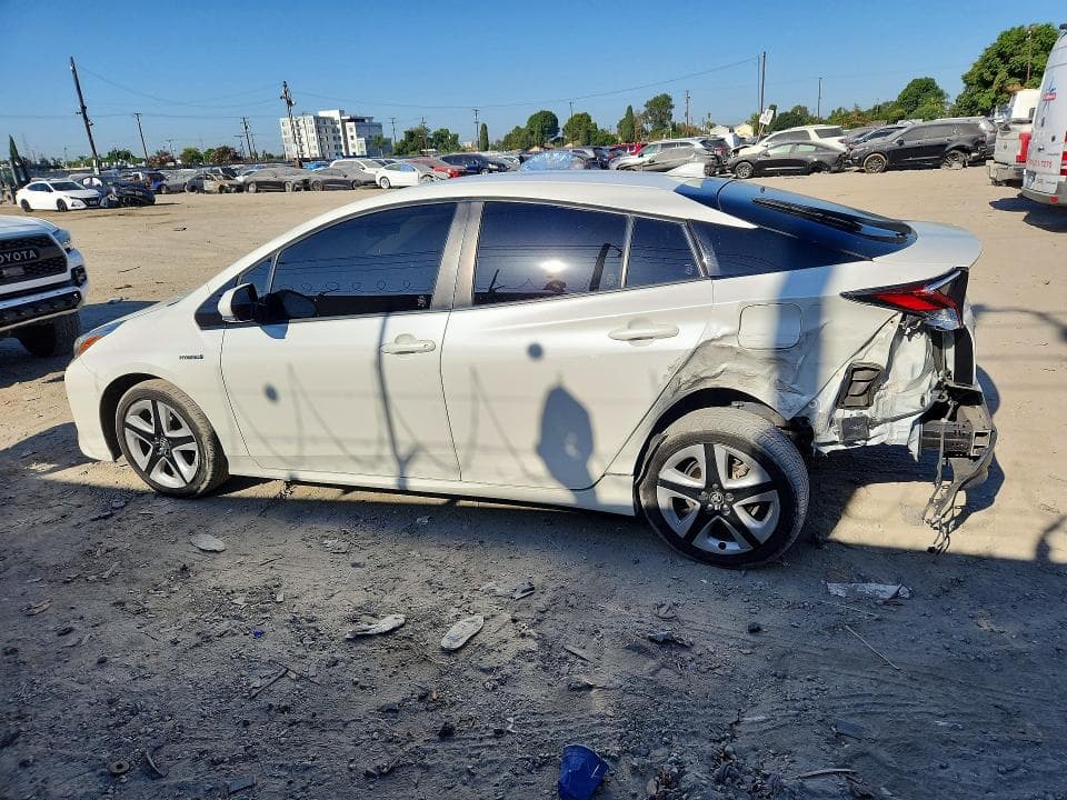 2018 TOYOTA PRIUS THREE TOURING 2