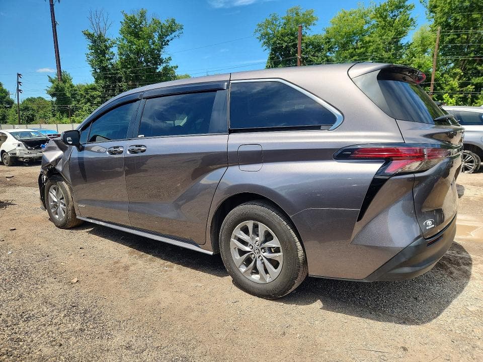 2021 TOYOTA SIENNA LE 2
