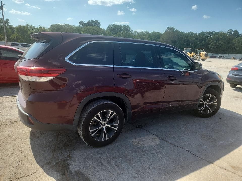 2018 TOYOTA HIGHLANDER LE 3