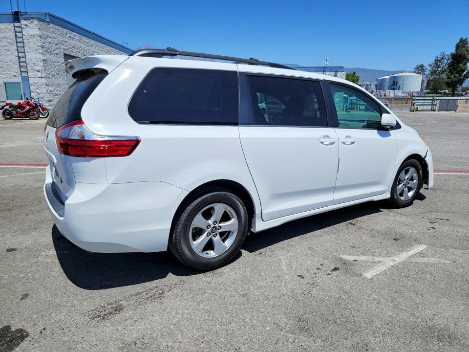 2018 TOYOTA SIENNA LE 3