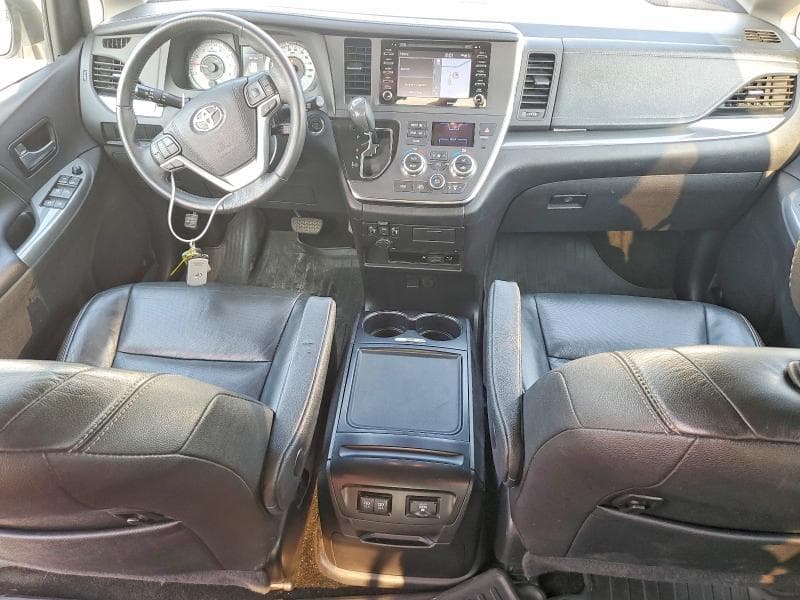 2018 TOYOTA SIENNA SE PREMIUM 8-PASSENGER 8
