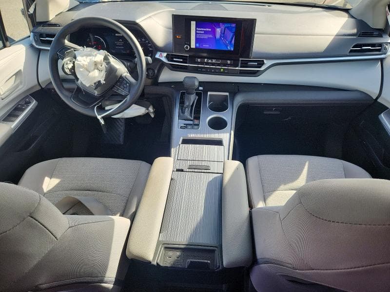 2025 TOYOTA SIENNA LE 8