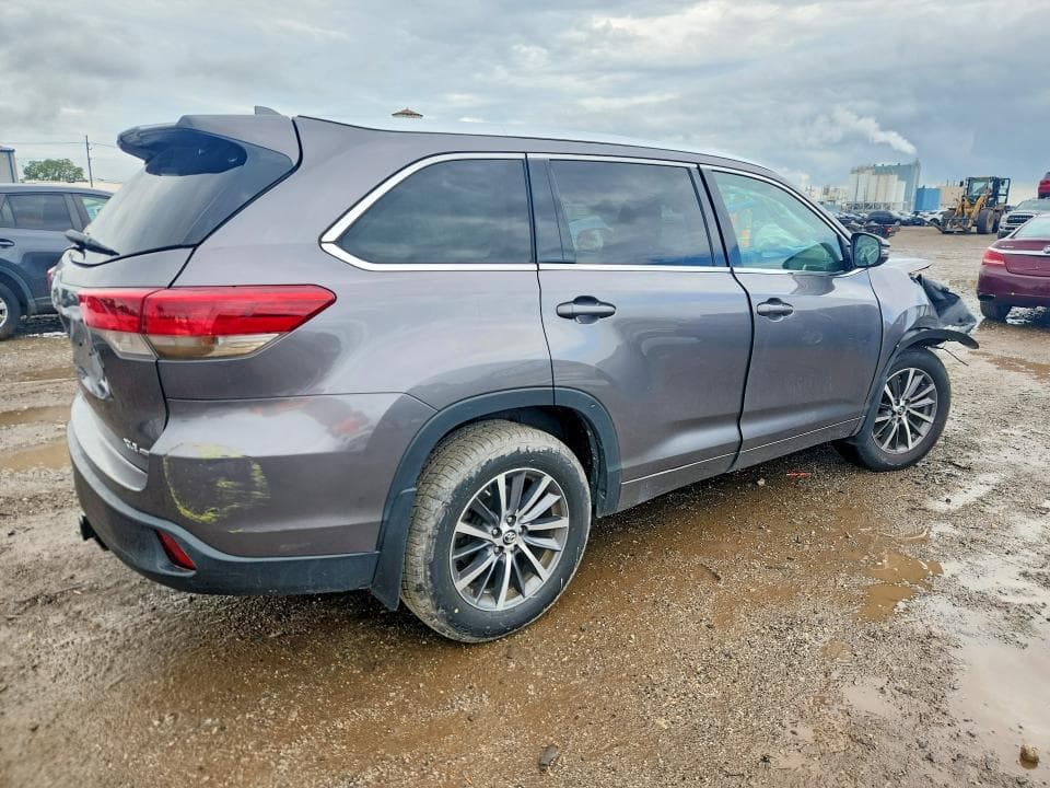 2018 TOYOTA HIGHLANDER XLE 3