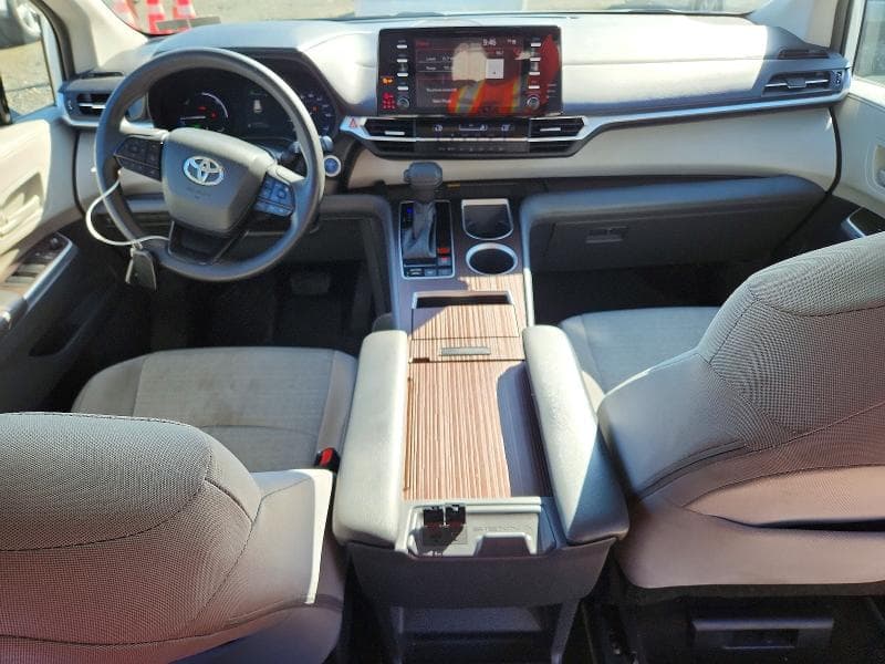 2022 TOYOTA SIENNA LE 8