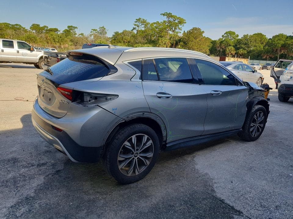 2017 INFINITI QX30 LUXURY 3