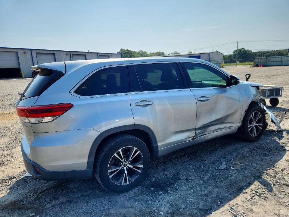 2018 TOYOTA HIGHLANDER LE 3