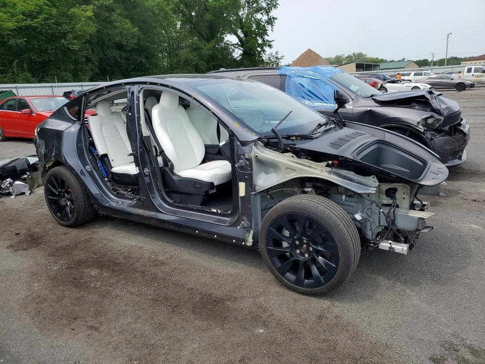 2025 TESLA MODEL Y 4