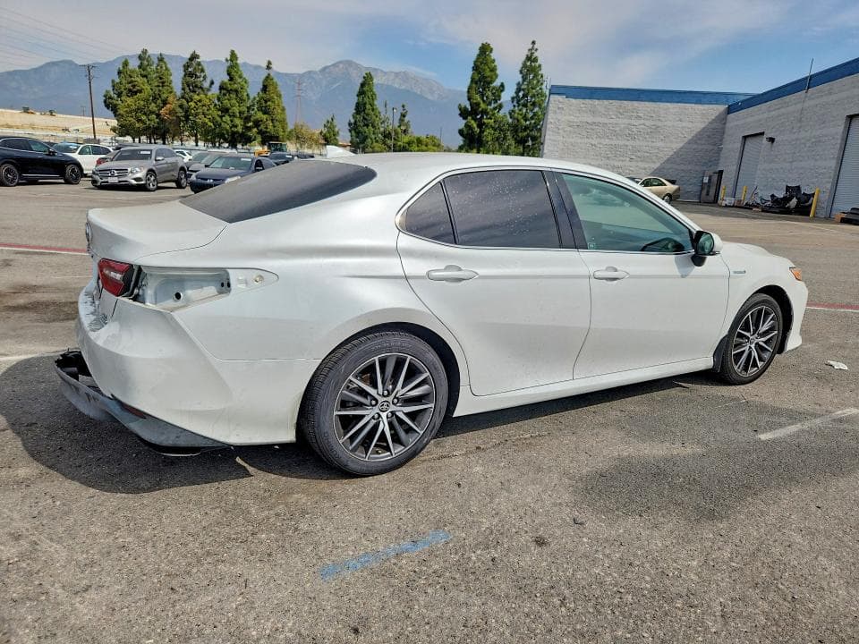 2021 TOYOTA CAMRY XLE 3
