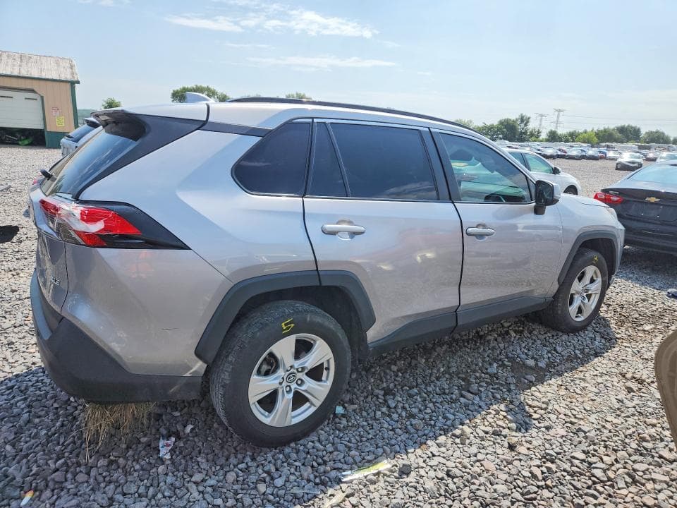 2020 TOYOTA RAV4 XLE 3