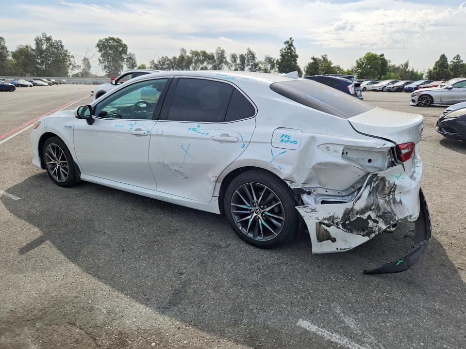 2021 TOYOTA CAMRY XLE 2