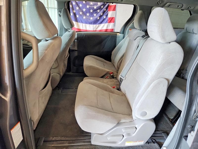 2017 TOYOTA SIENNA LE 11