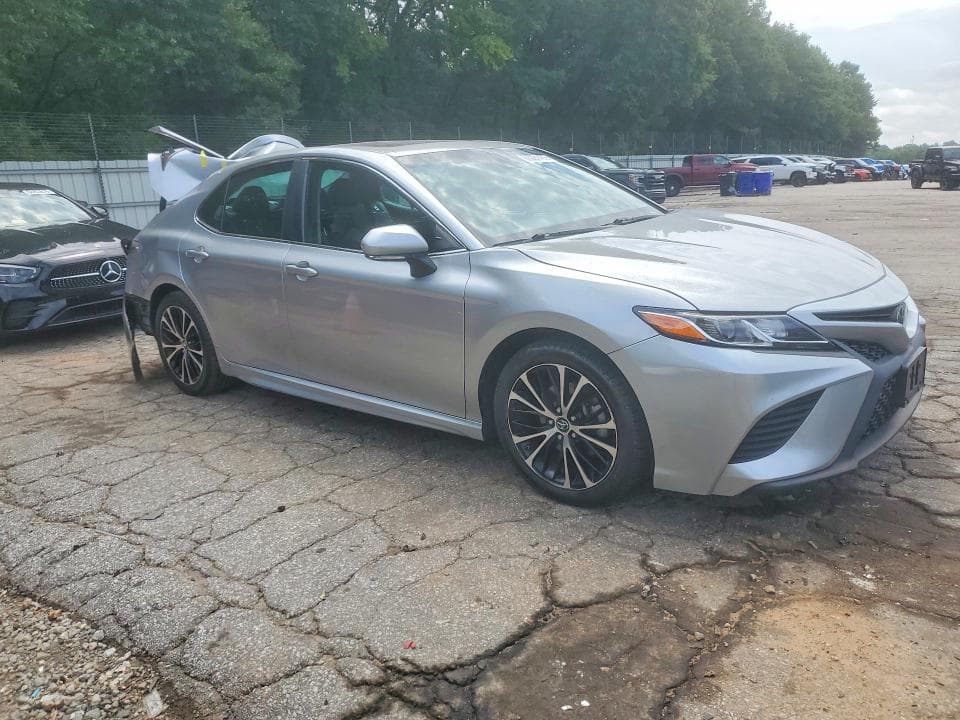 2018 TOYOTA CAMRY SE 4