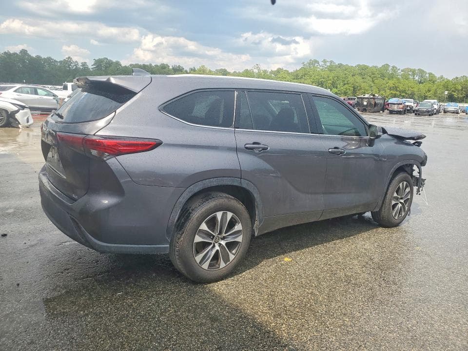 2022 TOYOTA HIGHLANDER XLE 3
