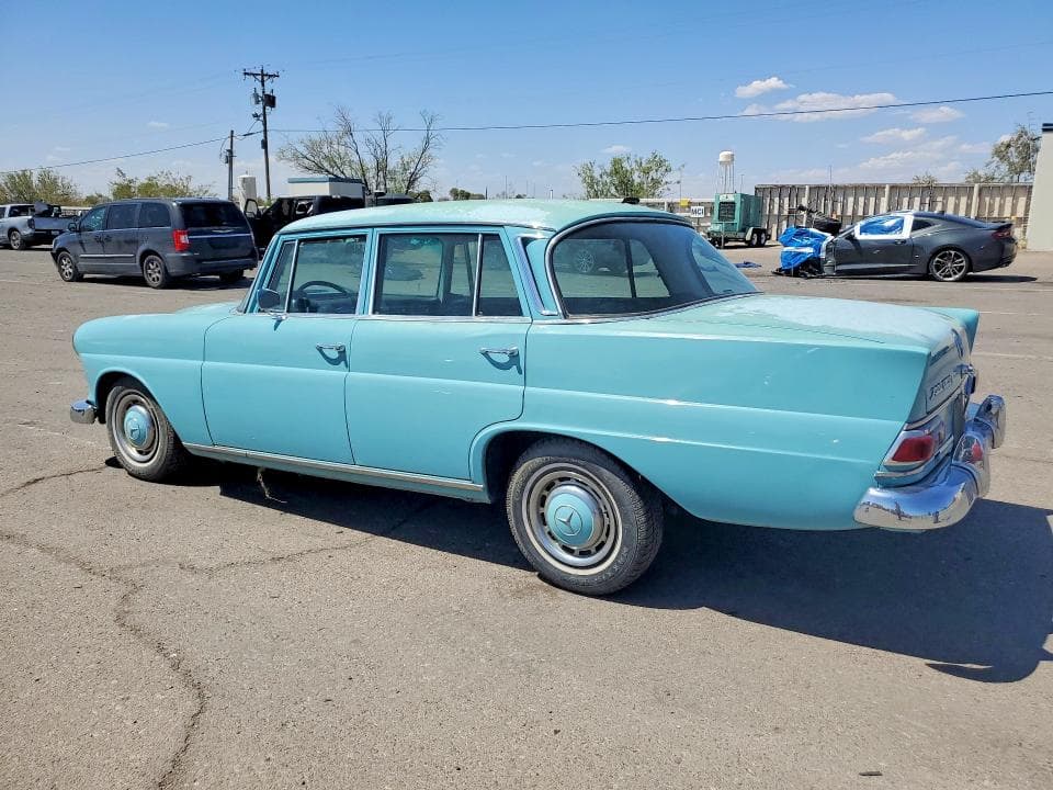 1967 MERCEDES-BENZ B200 2