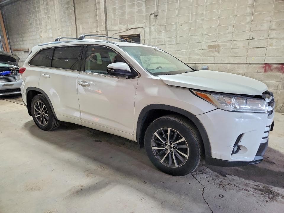 2017 TOYOTA HIGHLANDER XLE 4