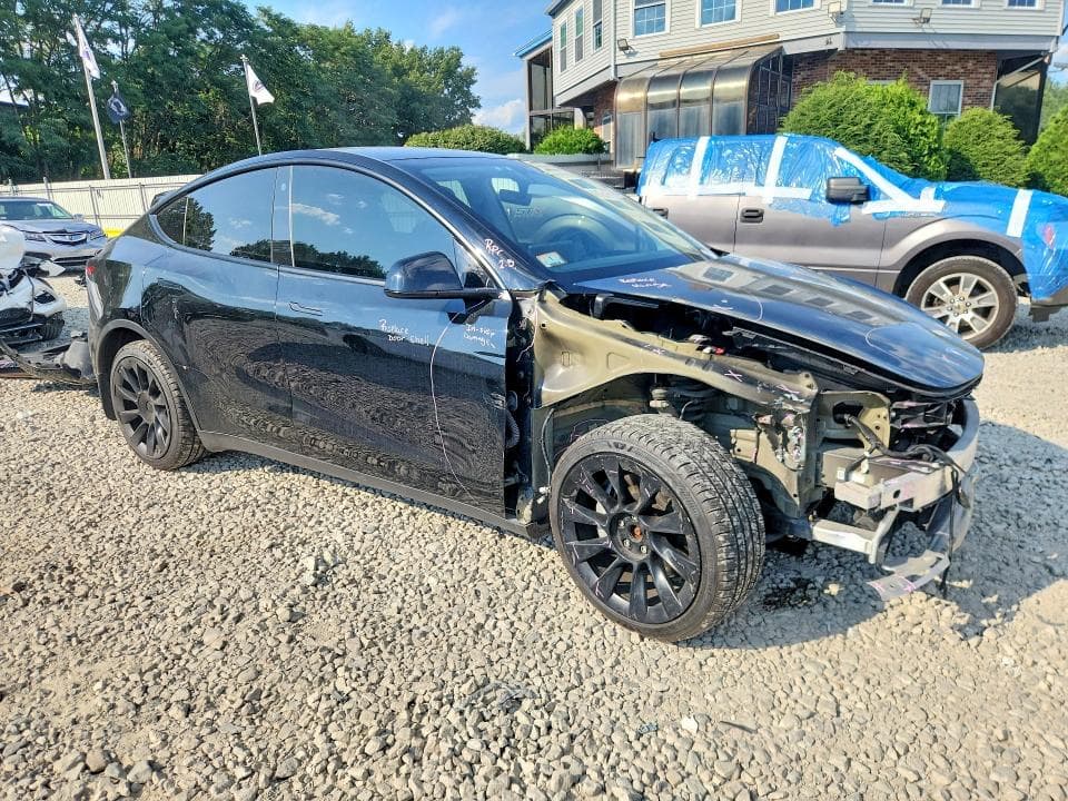 2023 TESLA MODEL Y 4