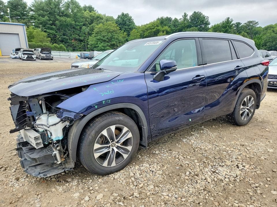 2022 TOYOTA HIGHLANDER XLE - 1