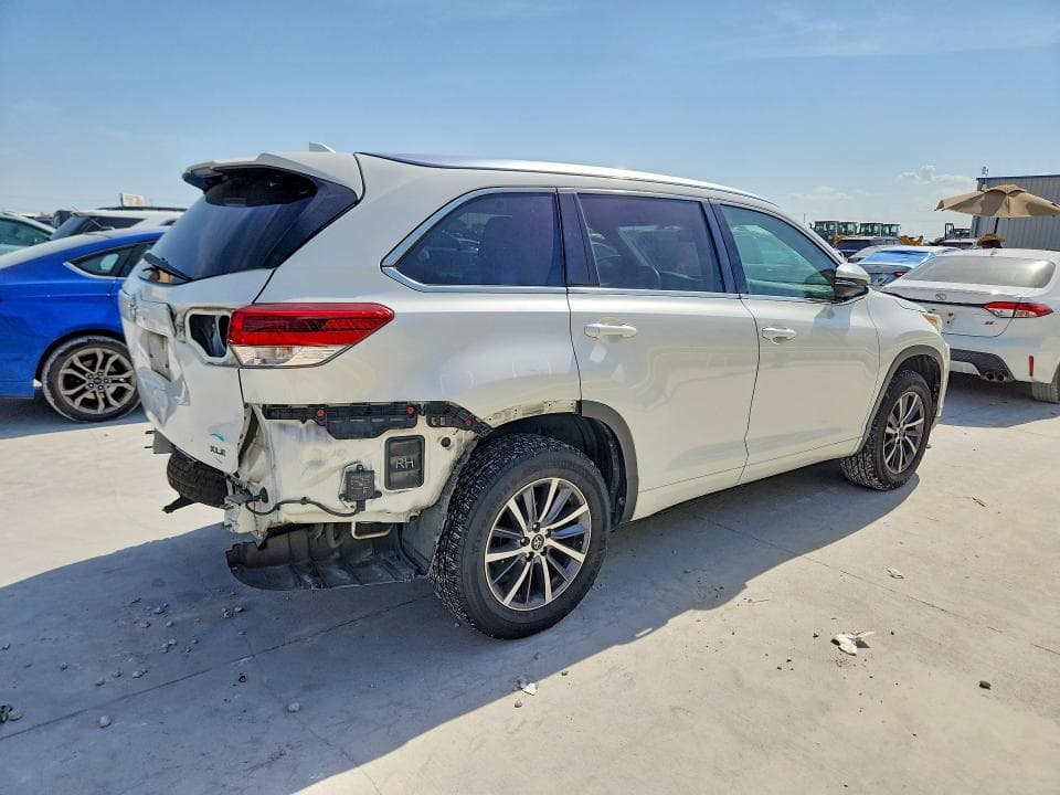 2017 TOYOTA HIGHLANDER XLE 3