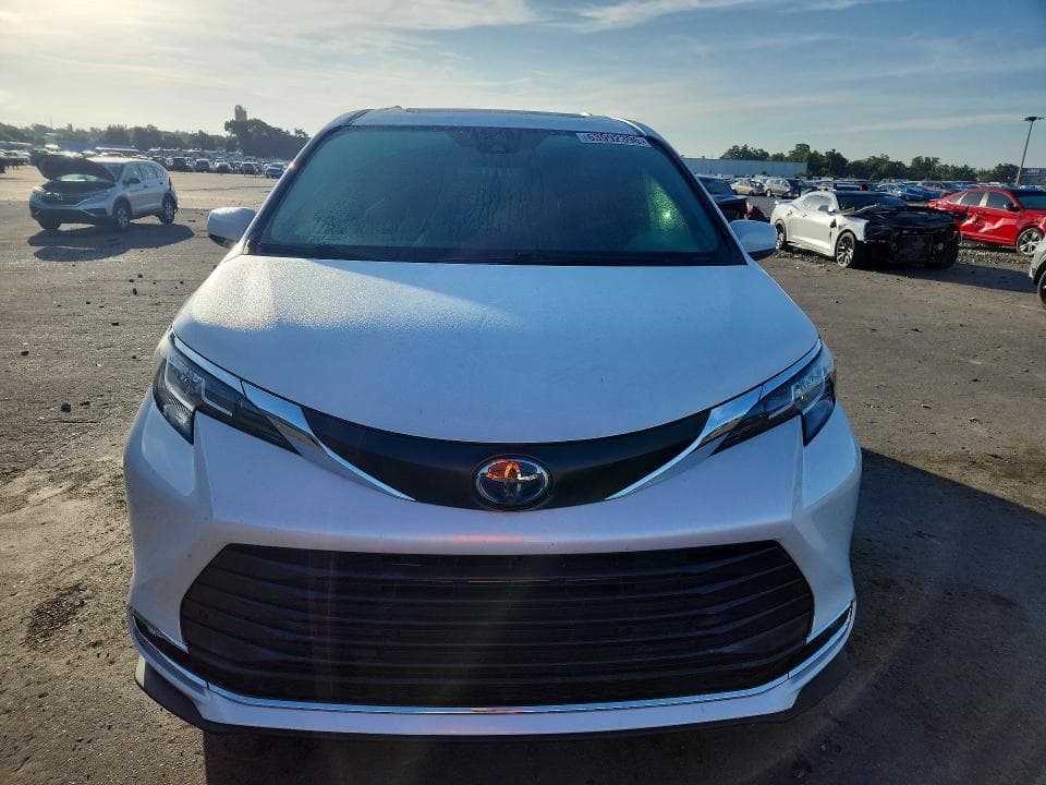 2022 TOYOTA SIENNA XLE 5