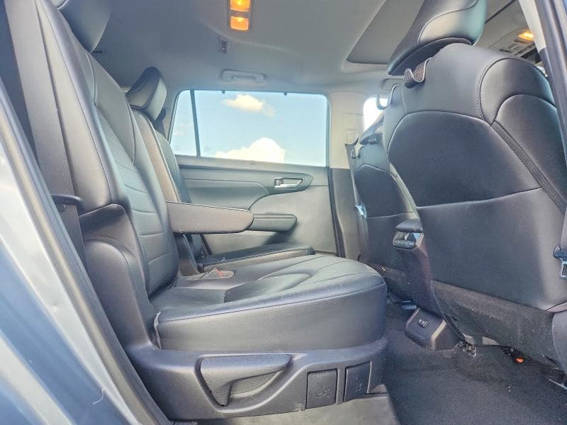 2021 TOYOTA HIGHLANDER XLE 11