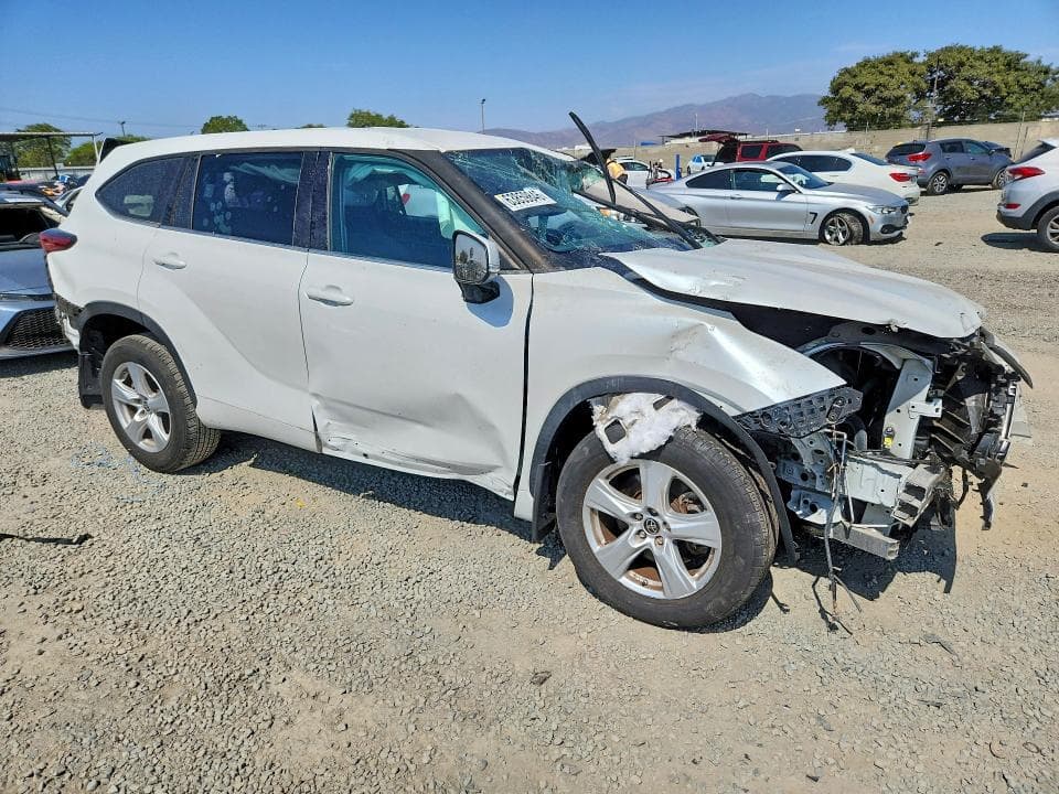 2022 TOYOTA HIGHLANDER LE 4