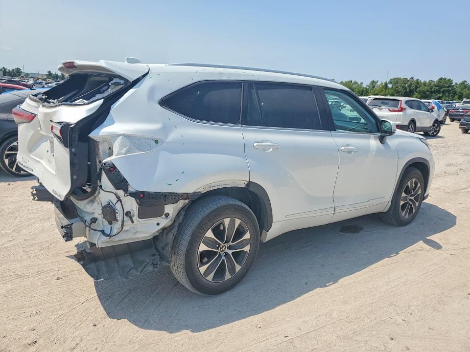 2022 TOYOTA HIGHLANDER XLE 3