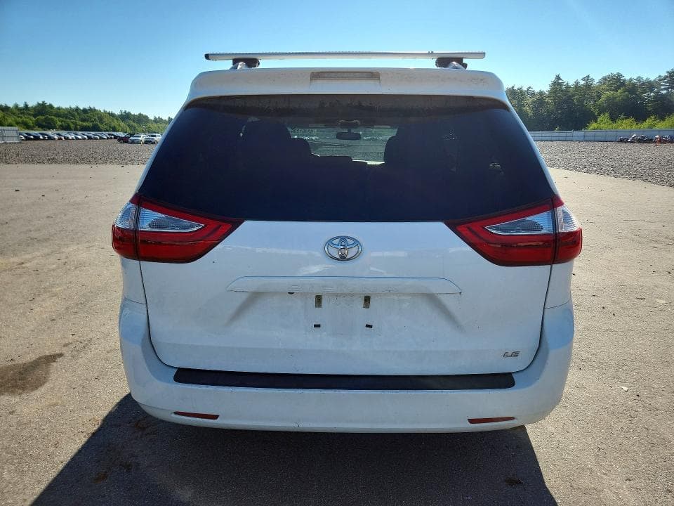 2017 TOYOTA SIENNA LE 6