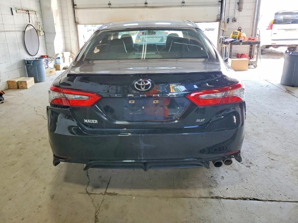2018 TOYOTA CAMRY SE 6