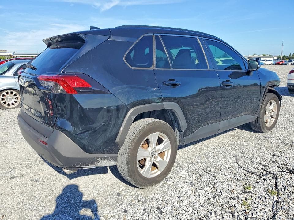 2020 TOYOTA RAV4 XLE 3