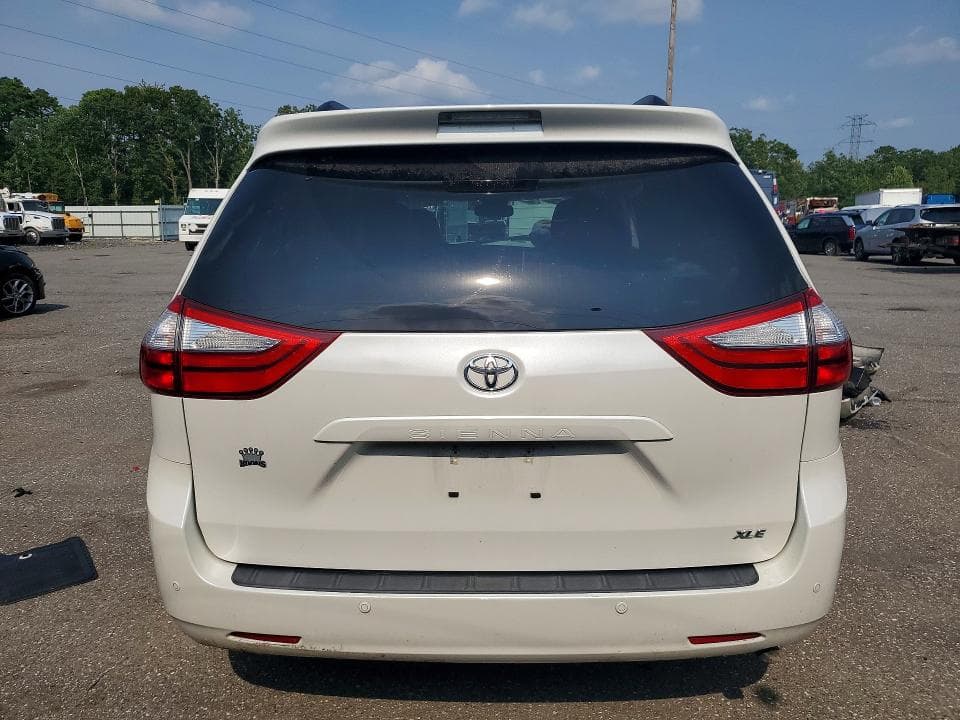 2017 TOYOTA SIENNA XLE 8-PASSENGER 6
