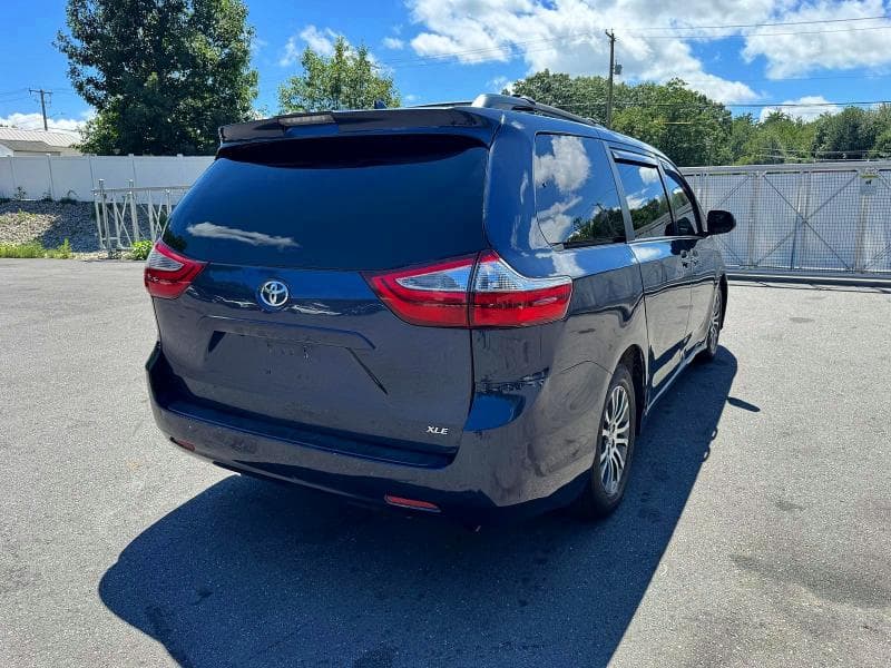 2018 TOYOTA SIENNA XLE 8-PASSENGER 3