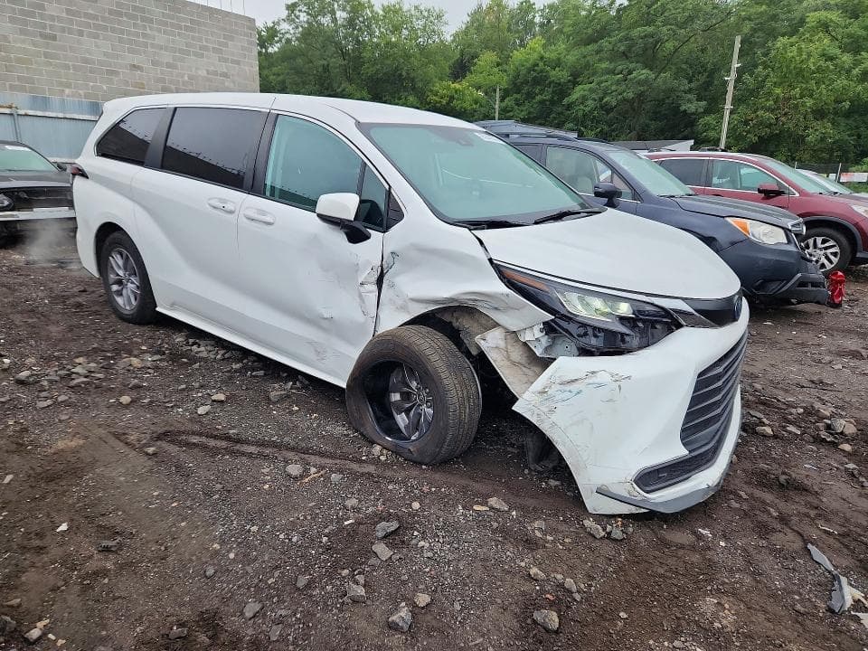 2022 TOYOTA SIENNA LE 4