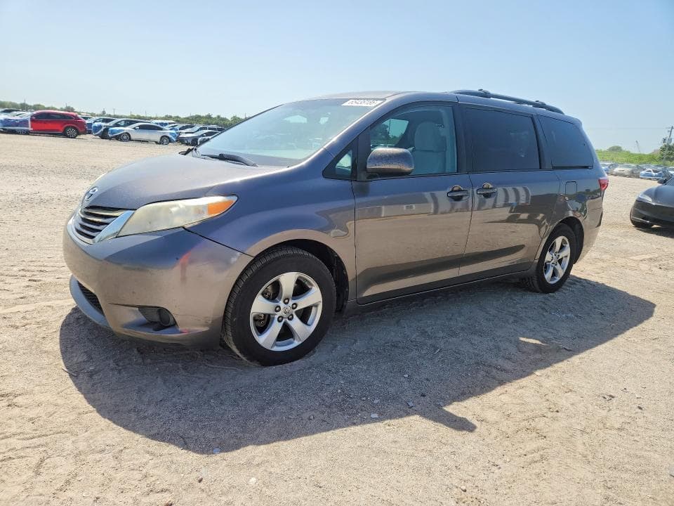 2017 TOYOTA SIENNA LE - 1
