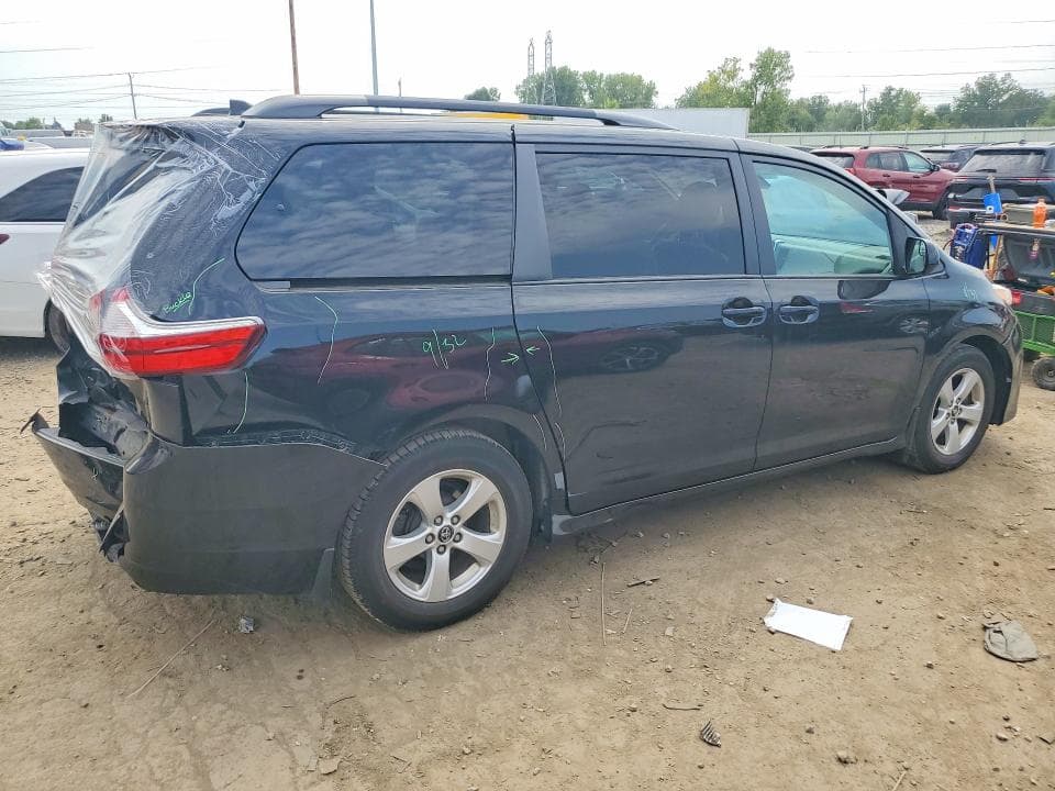 2018 TOYOTA SIENNA LE 3
