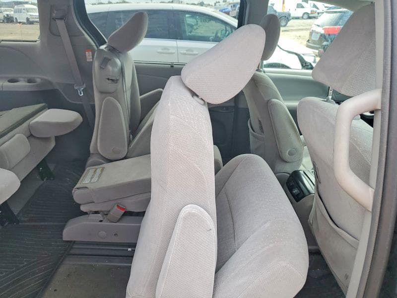 2018 TOYOTA SIENNA LE 11