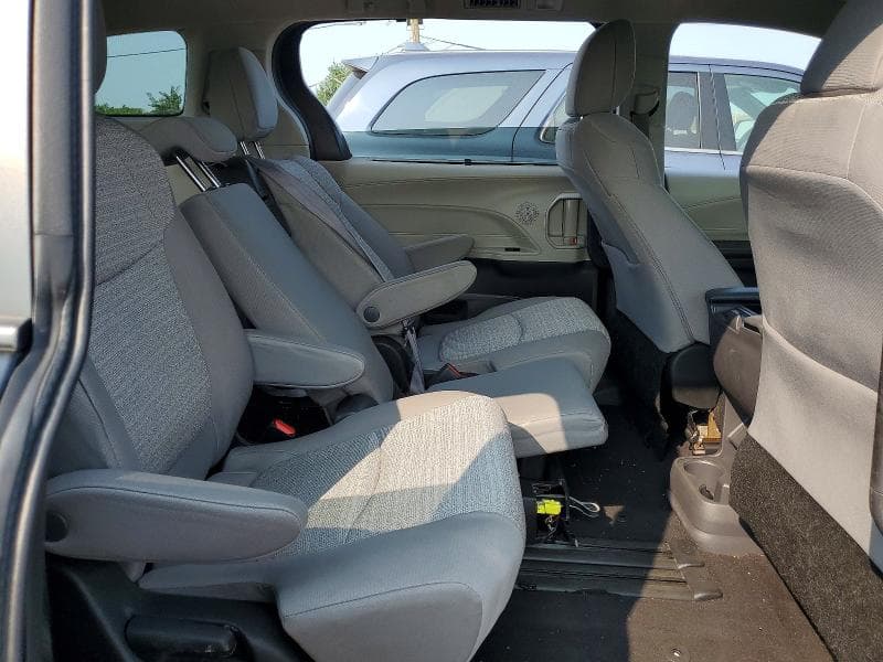 2022 TOYOTA SIENNA LE 11