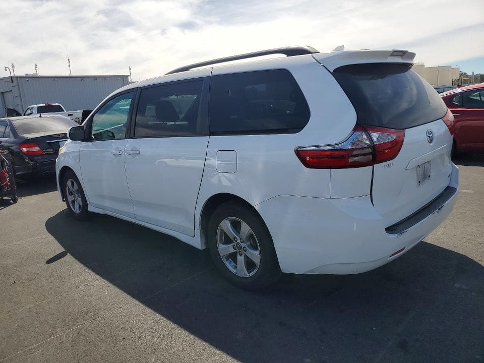 2019 TOYOTA SIENNA LE 2