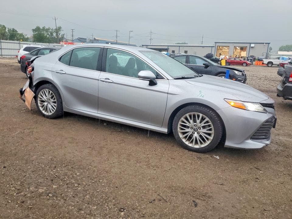 2019 TOYOTA CAMRY XLE 4