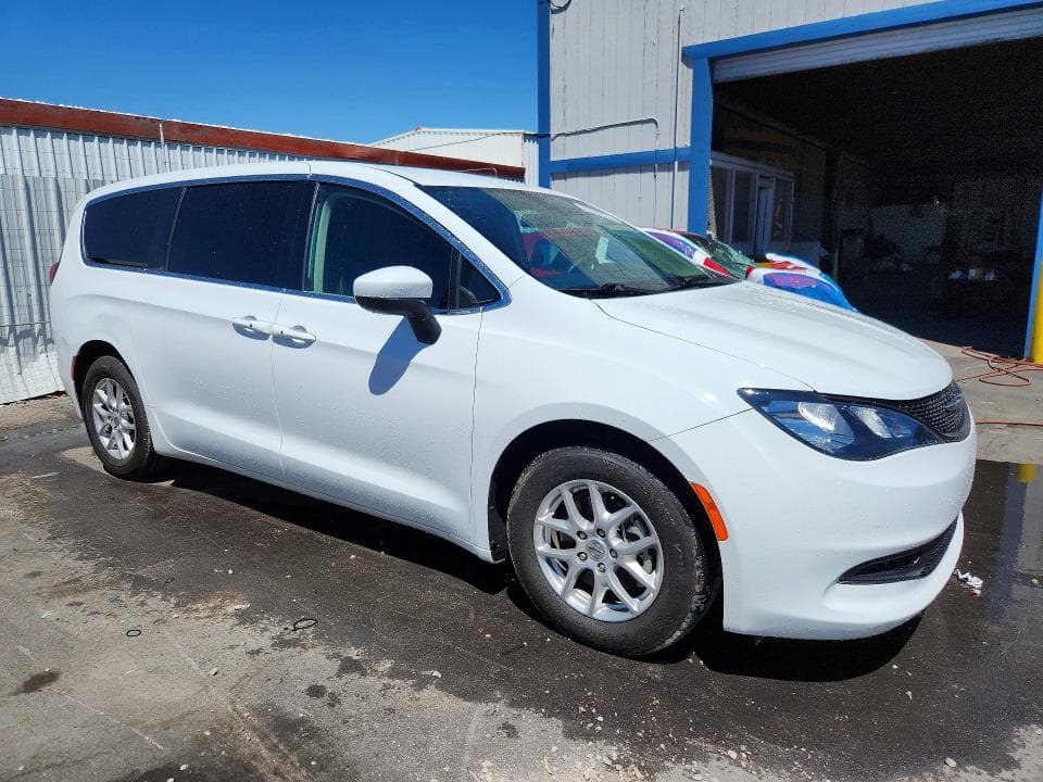 2022 CHRYSLER VOYAGER LX 4