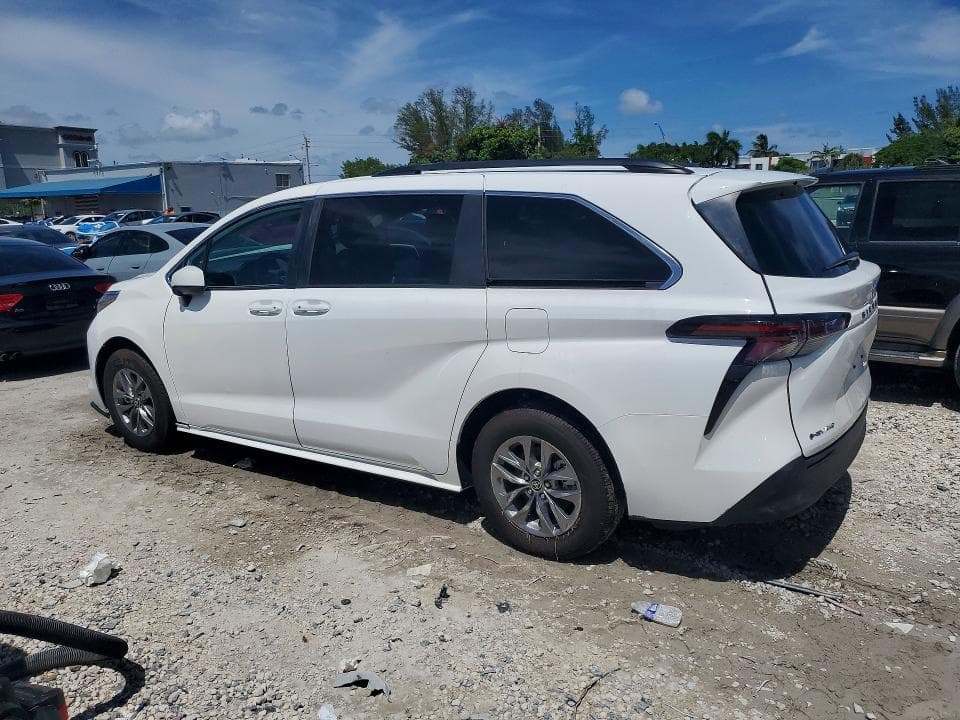 2026 TOYOTA SIENNA LE 2