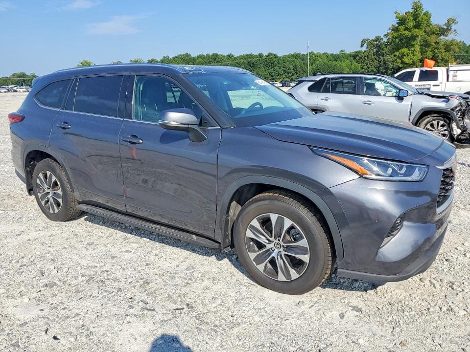 2021 TOYOTA HIGHLANDER XLE 4