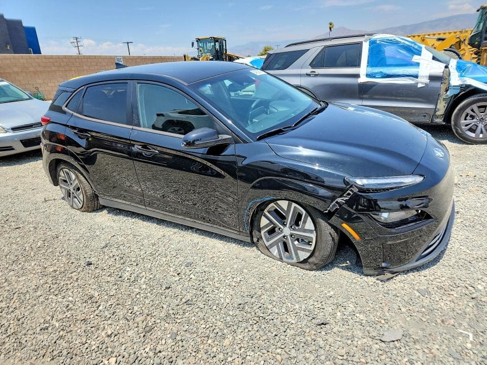 2023 HYUNDAI KONA SE 4