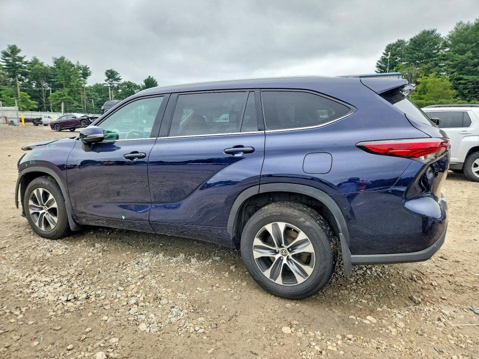 2022 TOYOTA HIGHLANDER XLE 2
