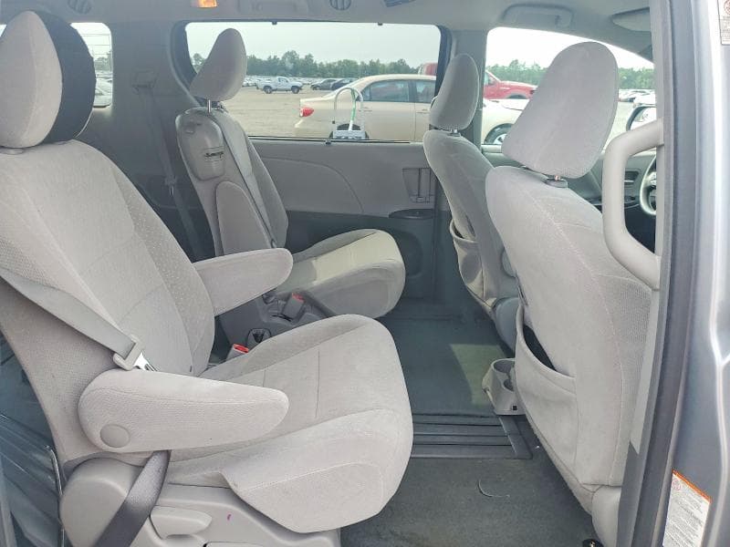 2017 TOYOTA SIENNA LE 11