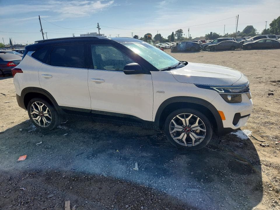 2021 KIA SELTOS S 4