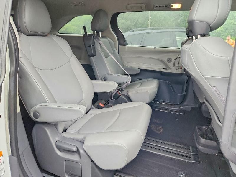 2022 TOYOTA SIENNA LE 11