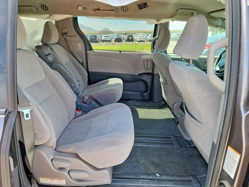 2019 TOYOTA SIENNA LE 11