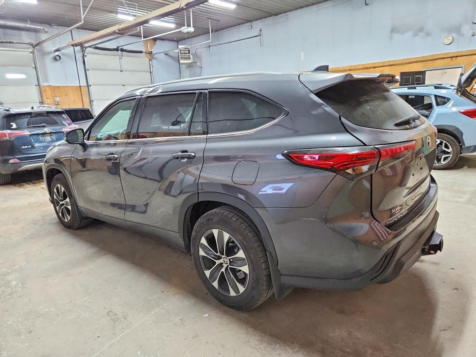 2022 TOYOTA HIGHLANDER XLE 2