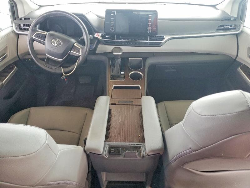 2021 TOYOTA SIENNA XLE 8
